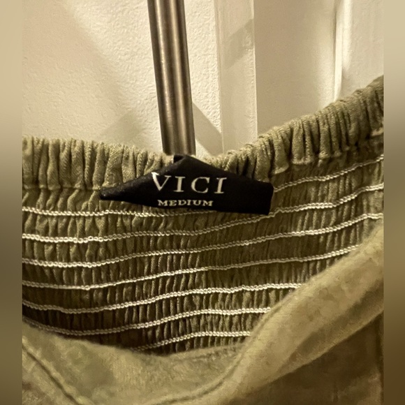 VICI woman’s olive green top, size M - Picture 3 of 7